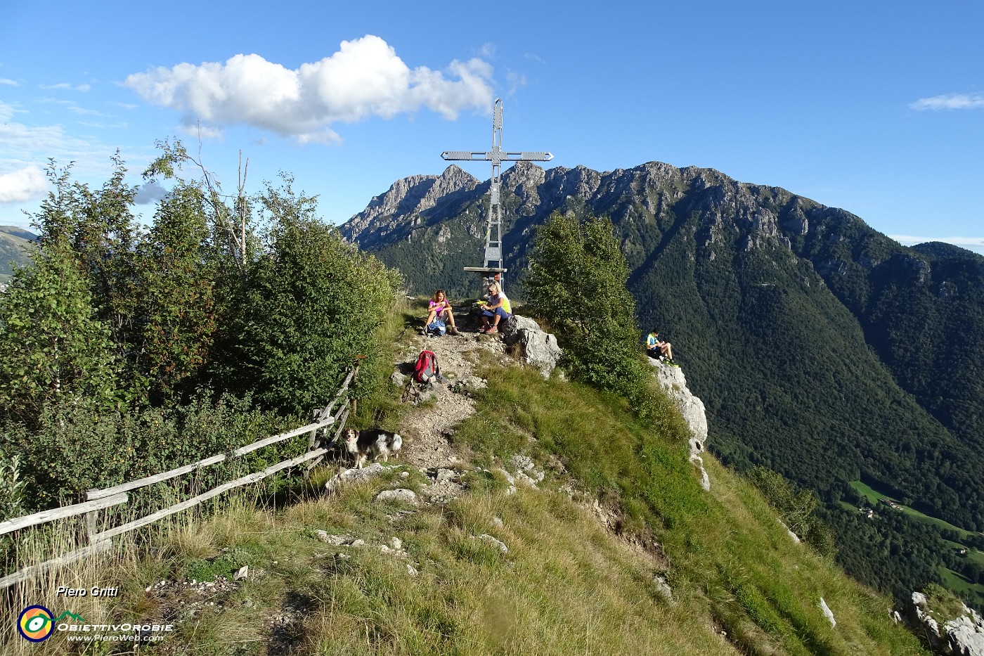 04 Alla croce del Monte Castello (1425 m).JPG